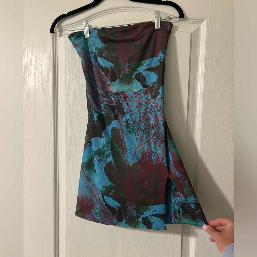 Short TigerMist dress with slit and tie back
